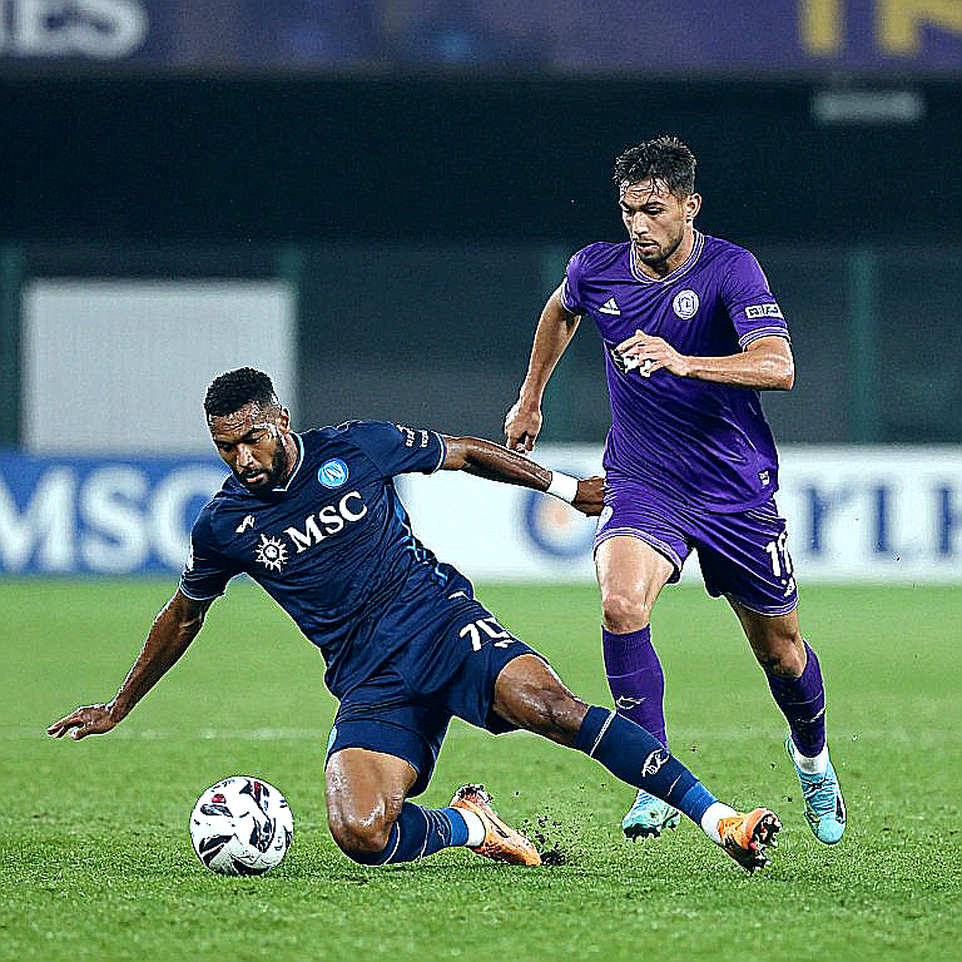 Lisandro Martinez công khai chỉ trích ban lãnh đạo Man United: Đọc vụ việc bằng con mắt luật lệ