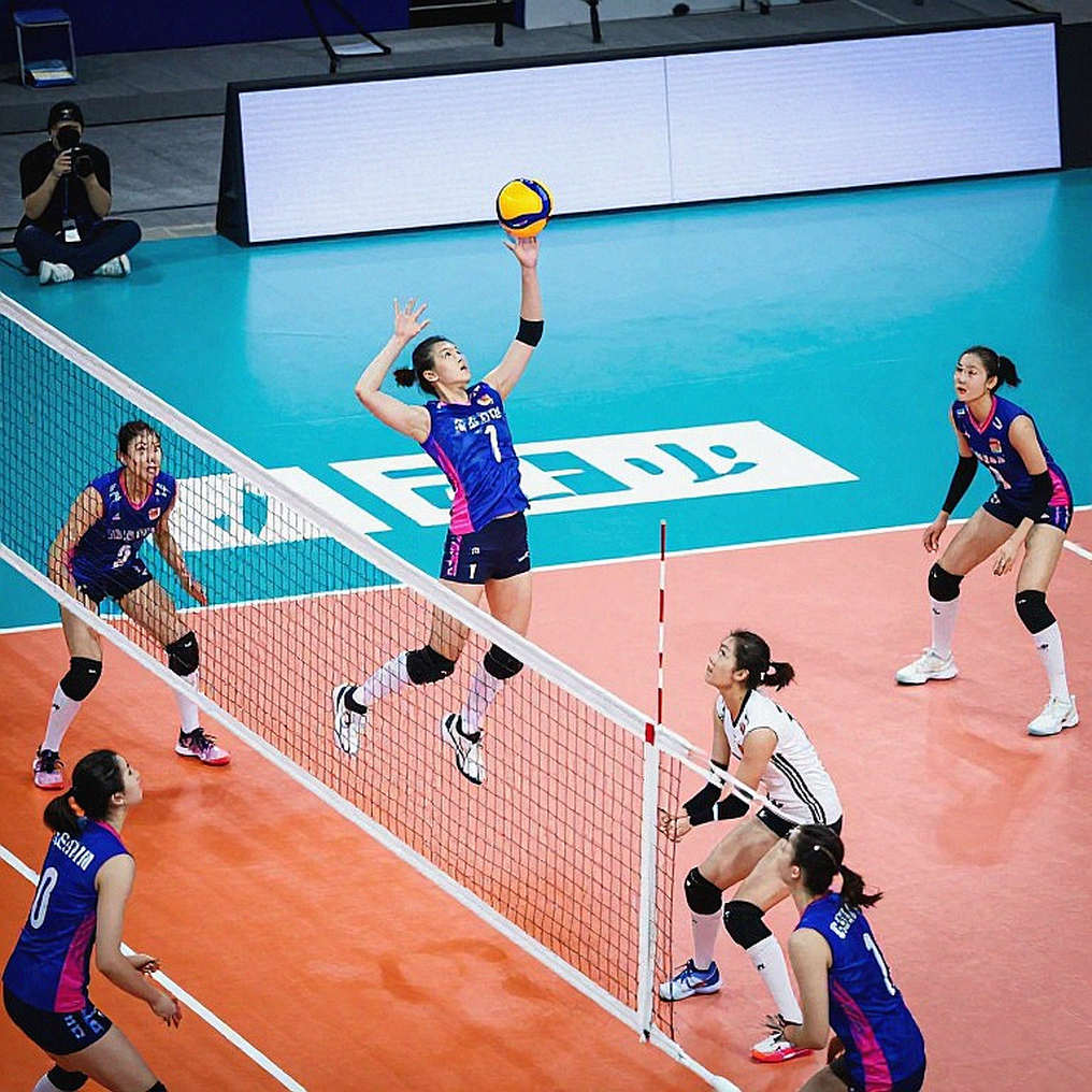 Nebraska quét Creighton 3-0: Set một âm, kỷ lục khán giả 15.405, và hai câu chuyện của một sân đấu