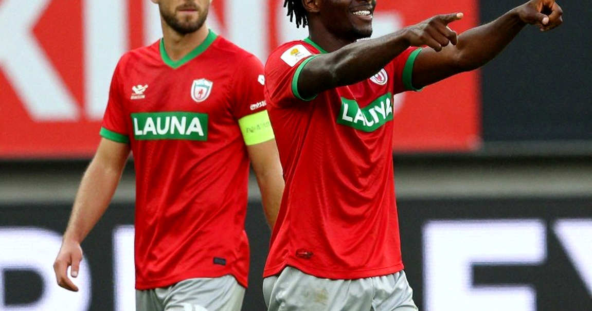 Zion Suzuki bắt chính từ vòng 2 tại Aston Villa: suất ngoại, suất bắt và một cửa sổ ba năm