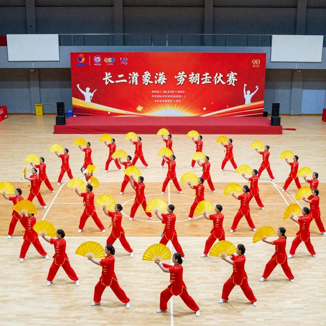 Một quả bóng, một cô gái mười bốn tuổi và khoảng lặng chưa ai đo