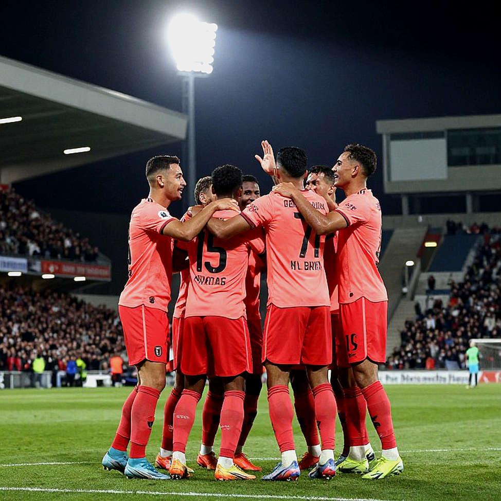 Ba đến bốn giờ trước giờ bóng lăn: Míchel Sánchez và cách Ajax quản trị dòng tin nội bộ